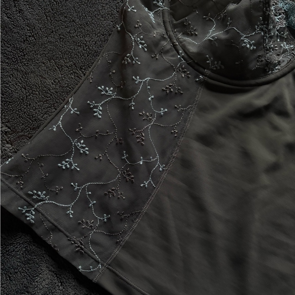 Elegant Grey Lace Camisole - Picture 4 of 6